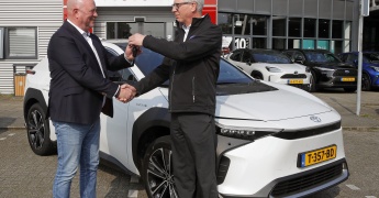 Wagenpark A&M Groep uitgebreid met elektrische Toyota met zonnepanelen afbeelding