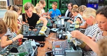 Grundschule besucht Innovation Plant nach dem Sieg im E-Waste Race afbeelding